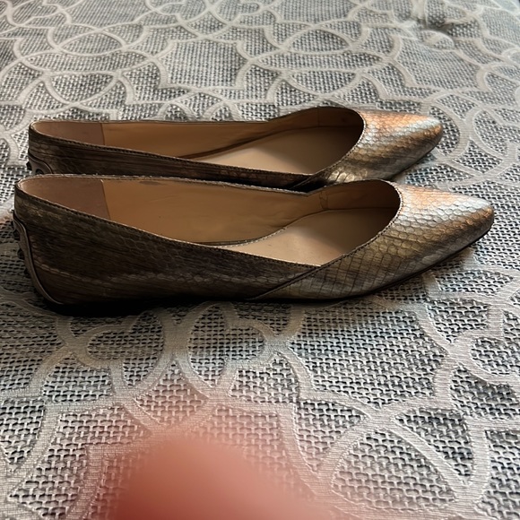 Vince Camuto Size 6.5 Alley Metallic Pewter Studded Snake Print Flats - Picture 4 of 6